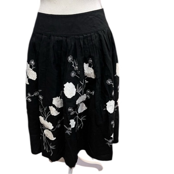 Carol Little embroidered black skirt, size 6 side zip excellent condition - Picture 1 of 11